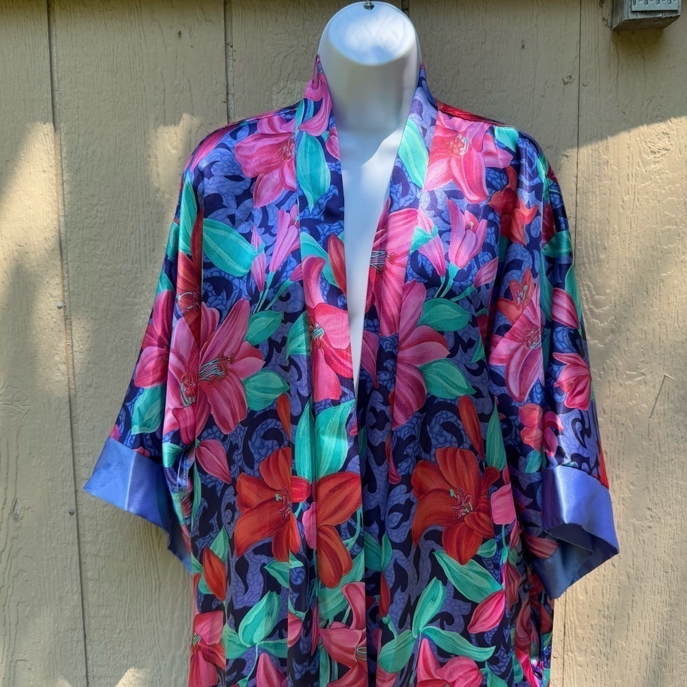 Vintage Women's California Dynasty Polyester Kimono Robe Lily Flowers M No Belt - Picture 2 of 8
